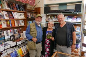 Autor Michael Hock (rechts) mit Madame Clelie in ihrem Buchladen in Rennes-Le-Chateau