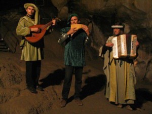 Okzitanische Minnesänger spielen in den Katharer-Grotten von Ussat.