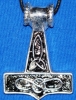 Anhänger- Amulett Thorshammer 4,2 (höhe) x 3,0 (breite) cm aus einer Zink Legierung, nickelfrei. Komplett mit einer Baumwollband incl. Verschluss. Motiv Thorhammer mit Widderkopf und keltischen Zeichen liebevoll verarbeitet. Preis: 9,99 €